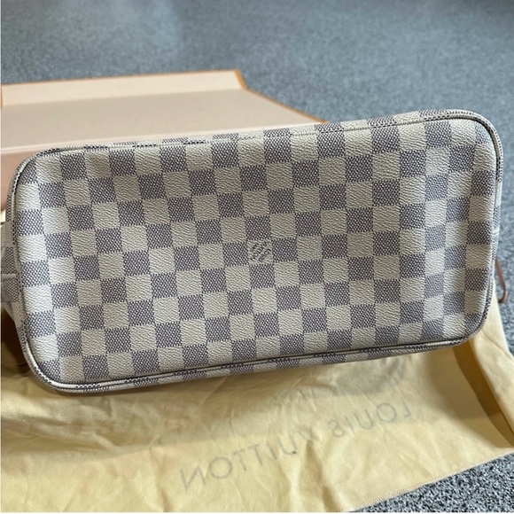 Louis Vuitton Gray and Tan Shoulder Bag with Signature Design - Picture 8 of 9